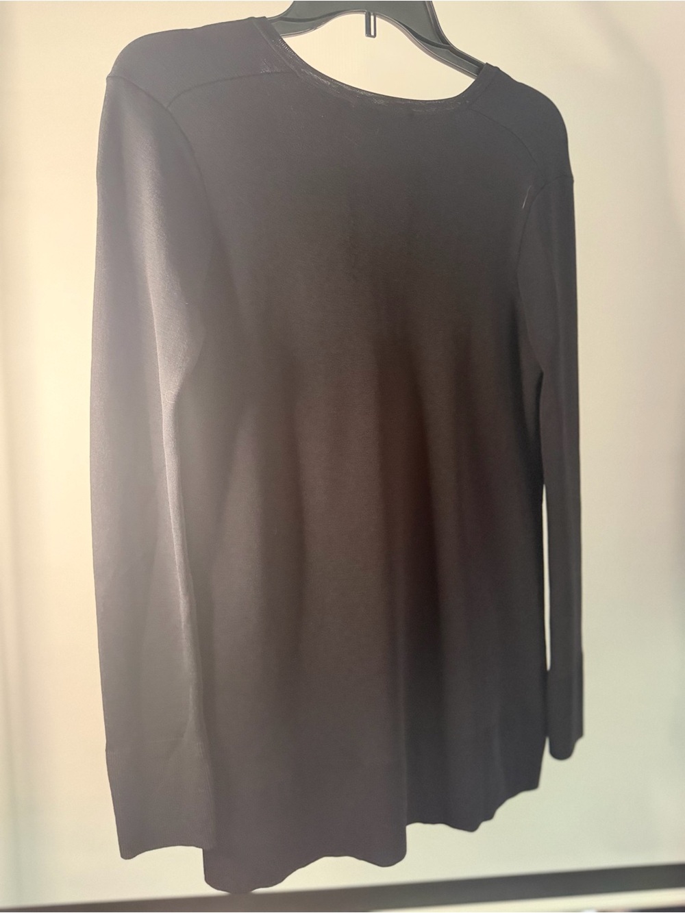 Theory Black V-Neck Long Sleeve Tee - Picture 2 of 4